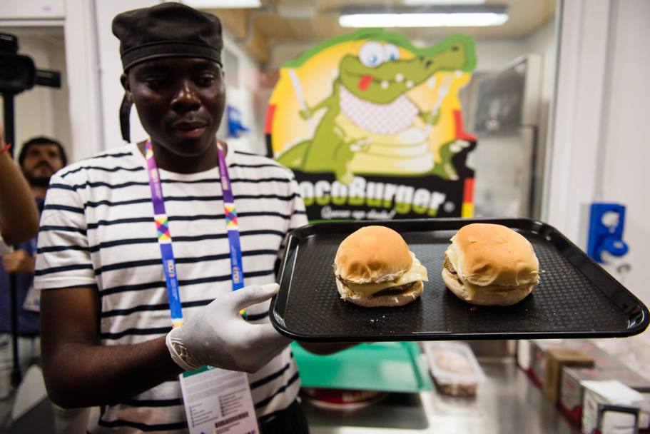 Al padiglione dello Zimbabwe si mangia l&#39;hamburger di zebra. E&#39; la novit Expo da oggi 6 agosto (Fotogramma)